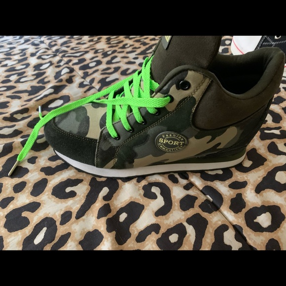 Camouflage wedge sneaker. - Picture 1 of 4